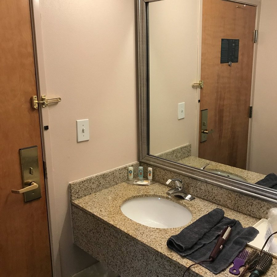 Quality Inn Raleigh Near Walnut Creek Amphitheatre — Bathroom