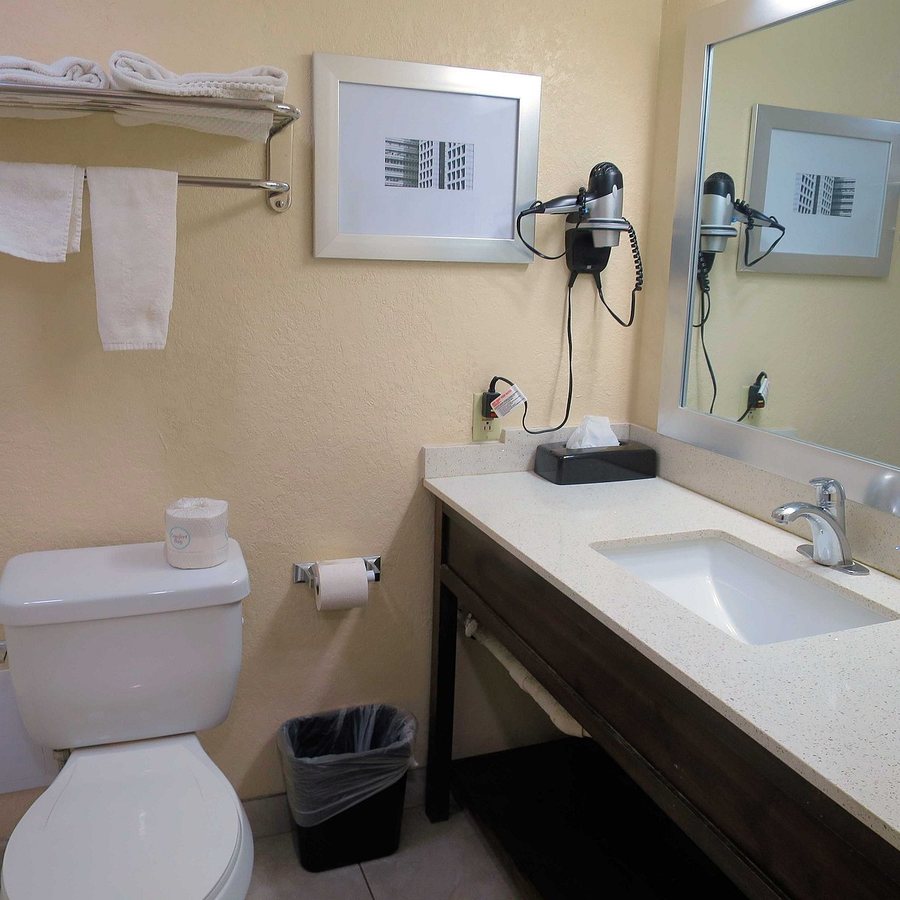 Quality Inn Richmond Airport — Bathroom