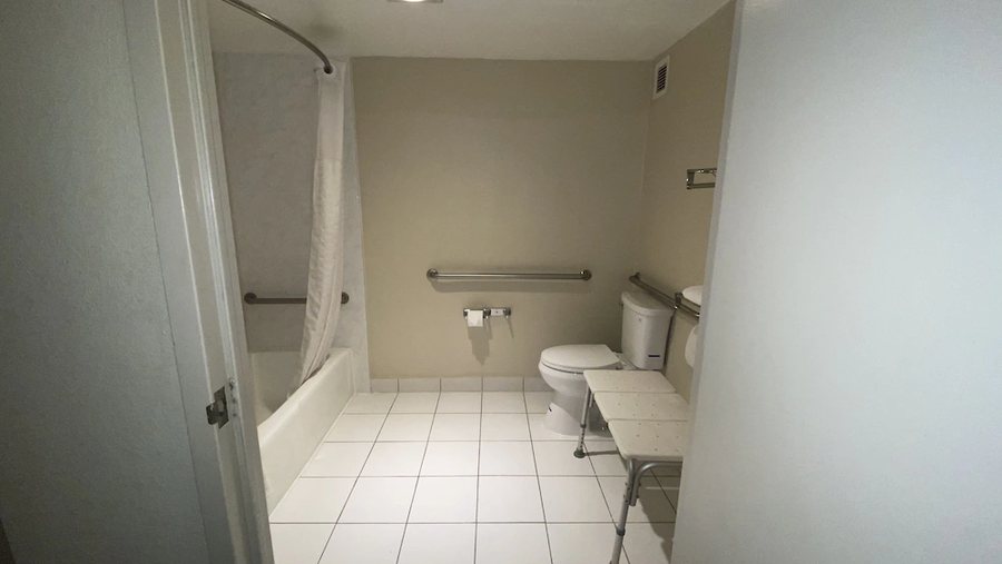Quality Inn Riverside Near UCR And Downtown — Bathroom