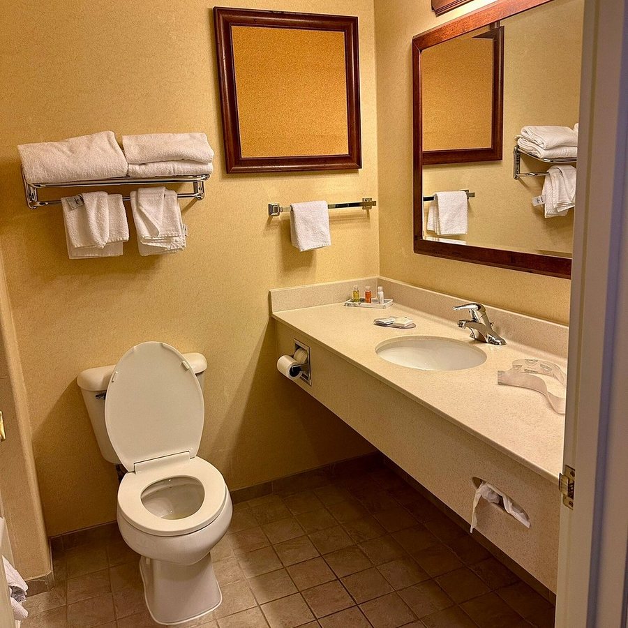 Quality Inn — Bathroom