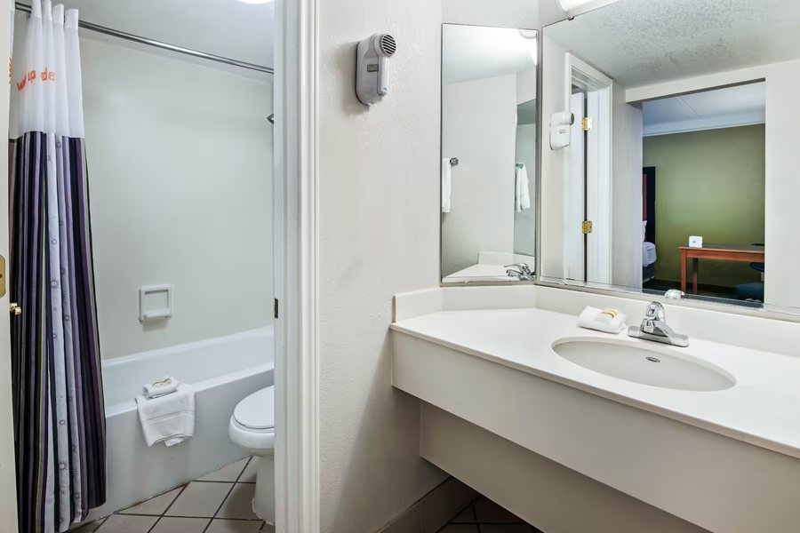 Quality Inn sa Test — Bathroom