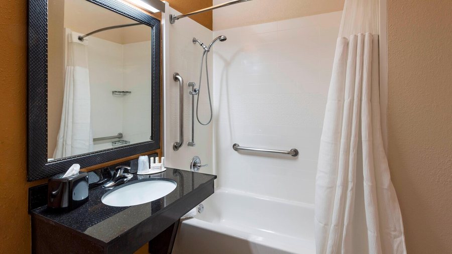 Quality Inn Saint Petersburg North Tampa Bay — Bathroom