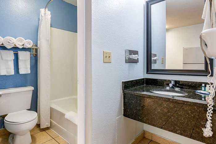 Quality Inn Sarasota I 75 — Bathroom