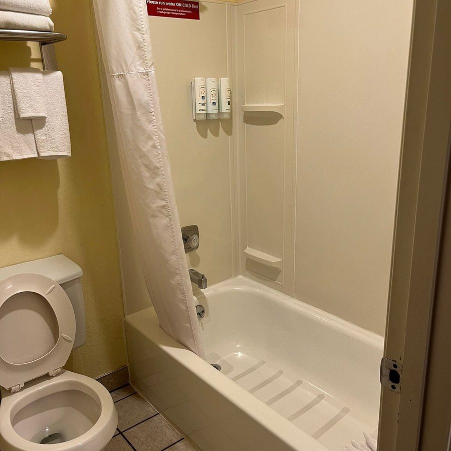 Quality Inn SeaTac Airport — Bathroom