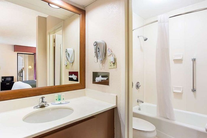 Quality Inn Show Low — Bathroom