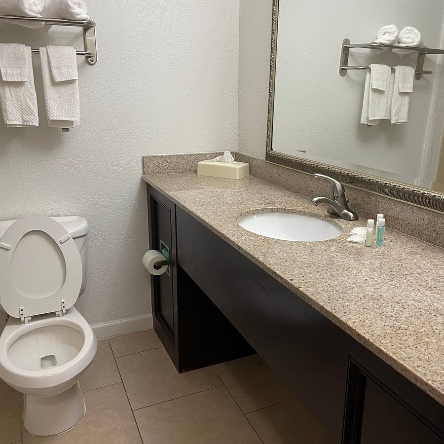 Quality Inn — Bathroom