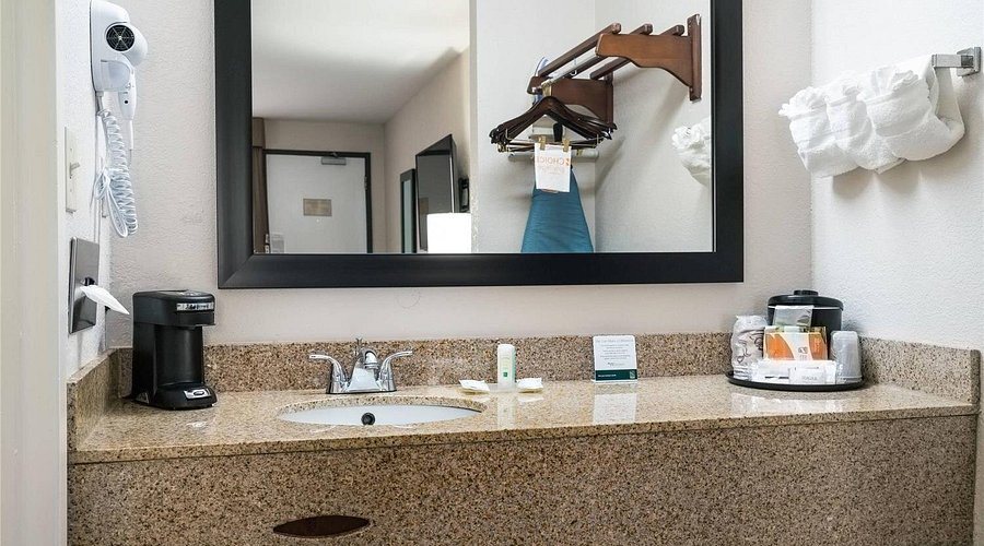 Quality Inn Simpsonville Greenville — Bathroom