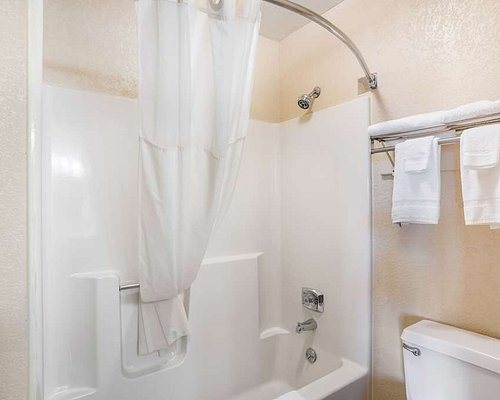 Quality Inn South — Bathroom