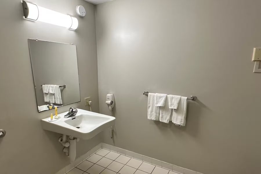 Quality Inn St Augustine Outlet Mall — Bathroom
