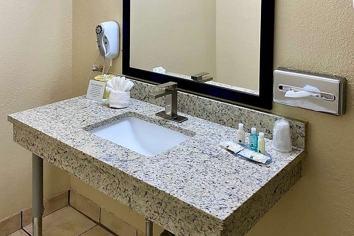 Quality Inn Suites Airport — Bathroom