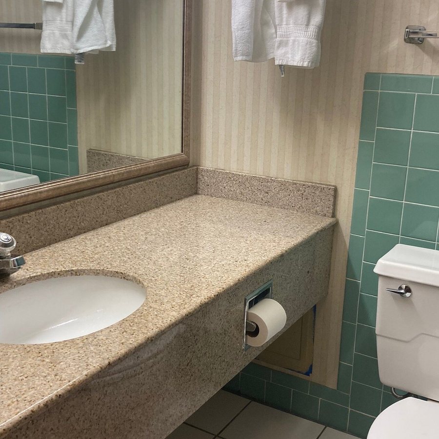 Quality Inn Suites — Bathroom