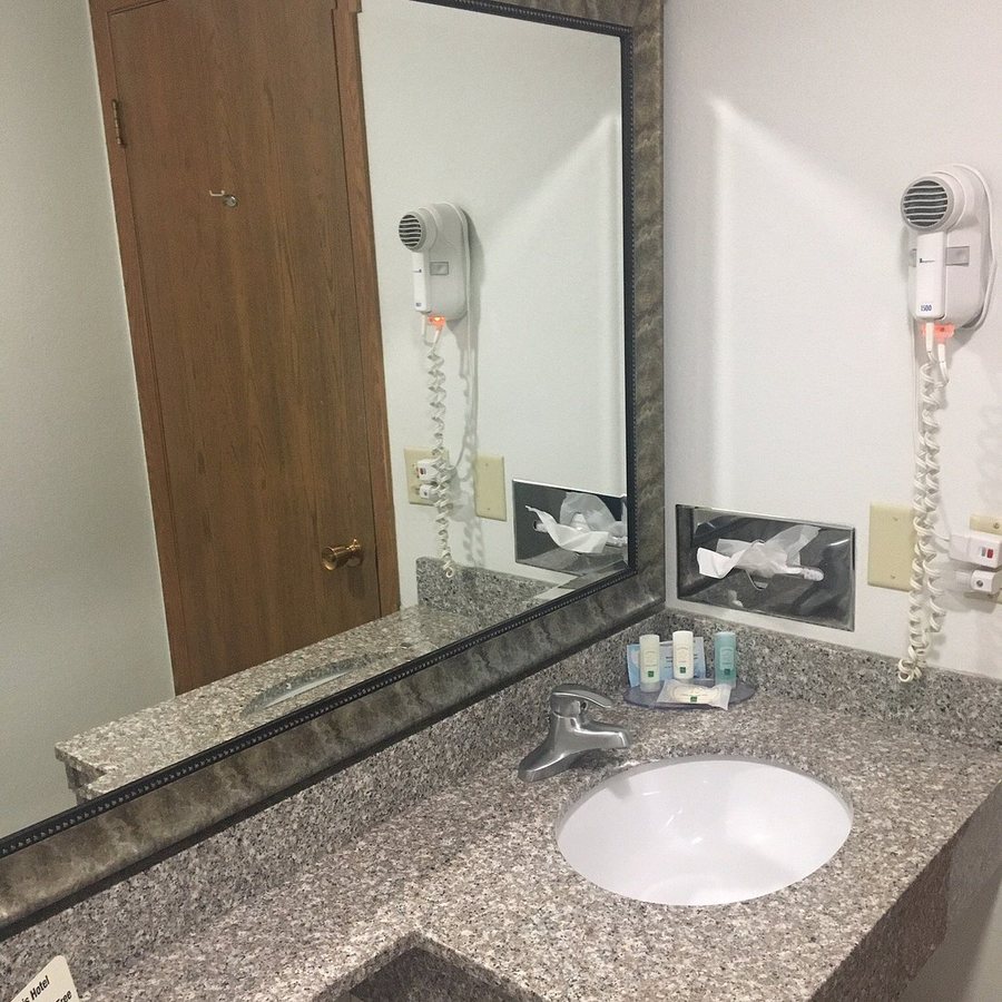 Quality Inn Suites Ankeny Des Moines — Bathroom