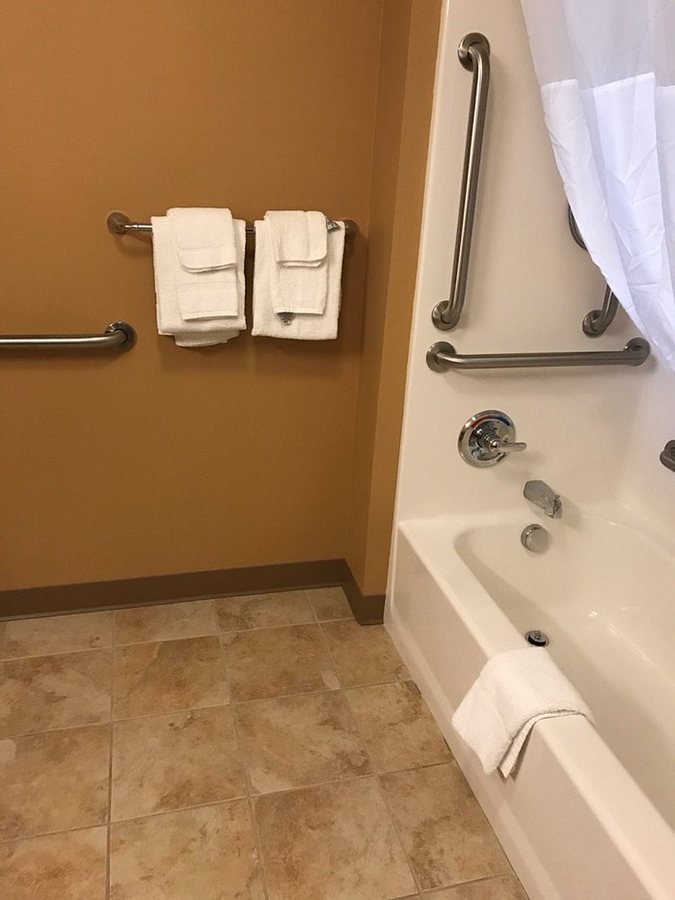 Quality Inn Suites at Coos Bay — Bathroom