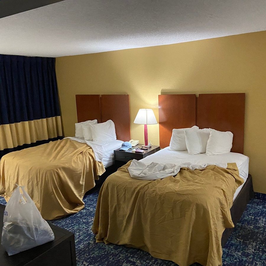 Quality Inn Suites Banquet Center — Guest room