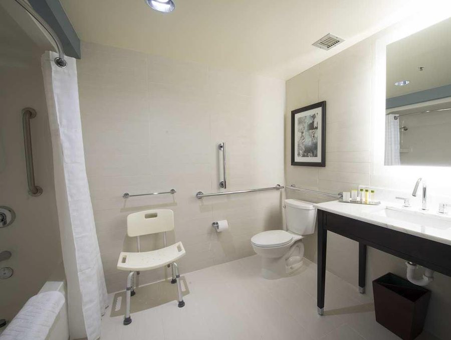 Quality Inn Suites Binghamton Vestal — Bathroom