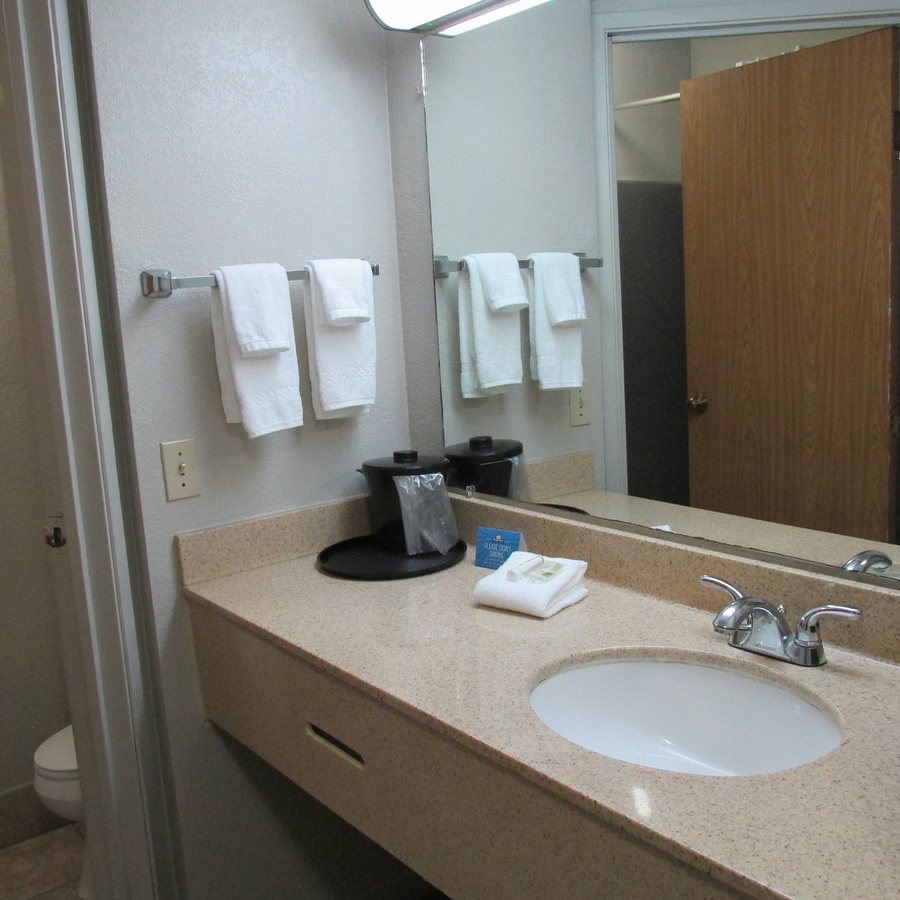 Quality Inn Suites Bloomington I 55 and I 74 — Bathroom