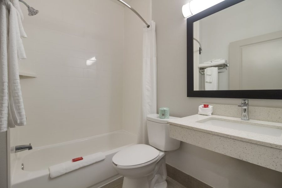 Quality Inn Suites — Bathroom