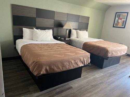 Quality Inn Suites — Guest room
