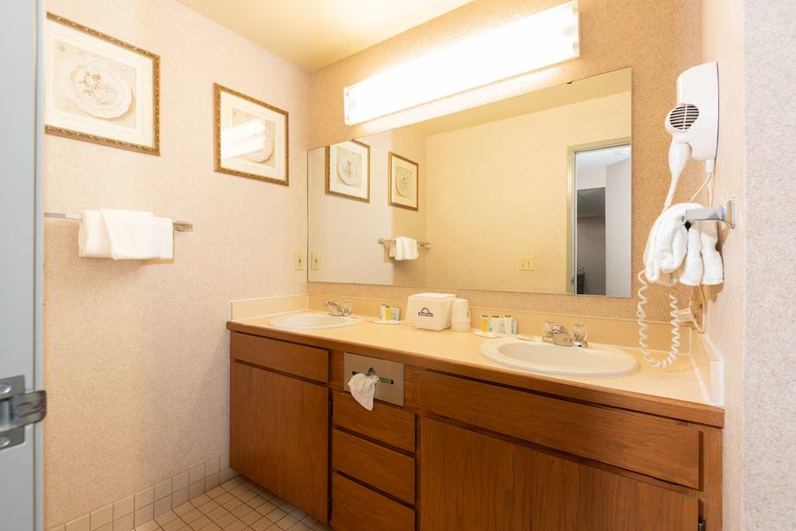 Quality Inn Suites Coeur D Alene — Bathroom
