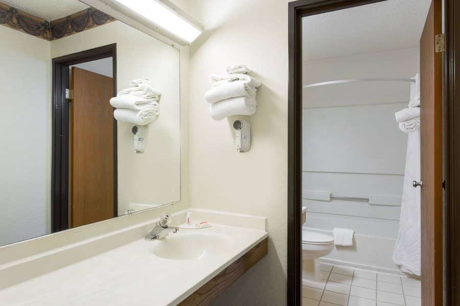 Quality Inn Suites Coliseum — Bathroom