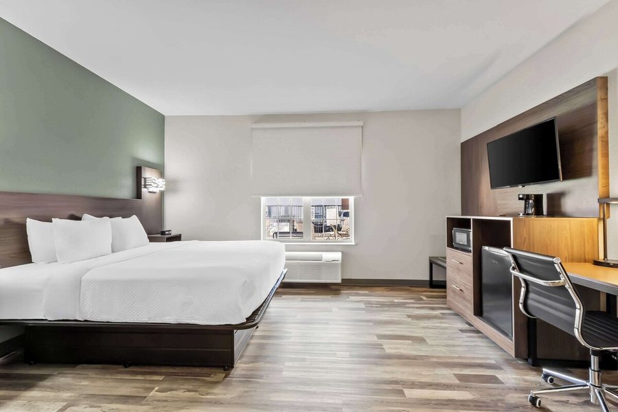 Quality Inn Suites — Guest room