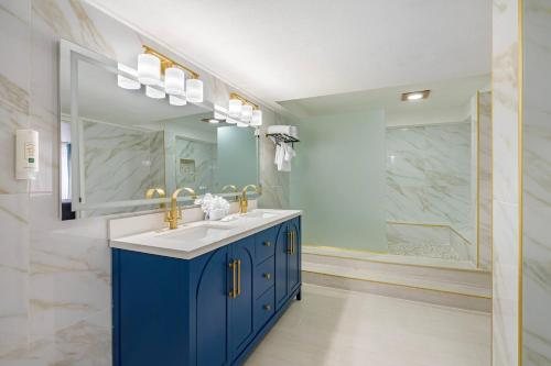 Quality Inn Suites Conference Center — Bathroom