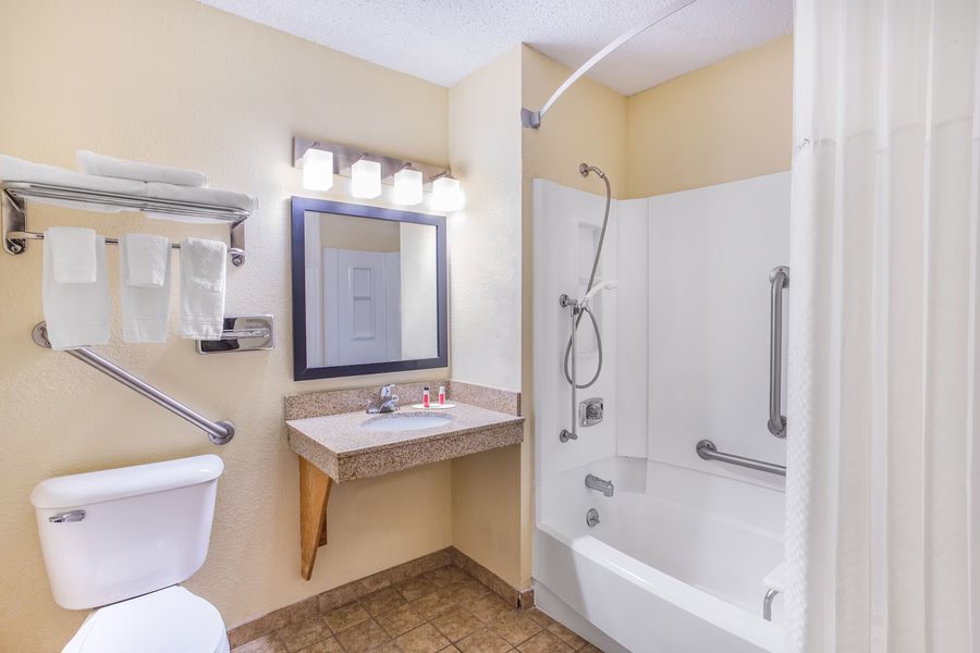 Quality Inn Suites Decorah — Bathroom