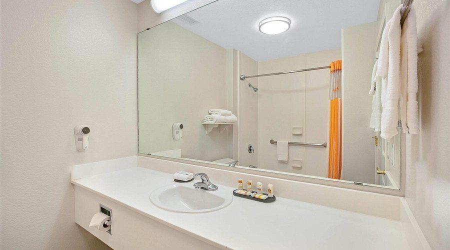 Quality Inn Suites DFW Airport South — Bathroom