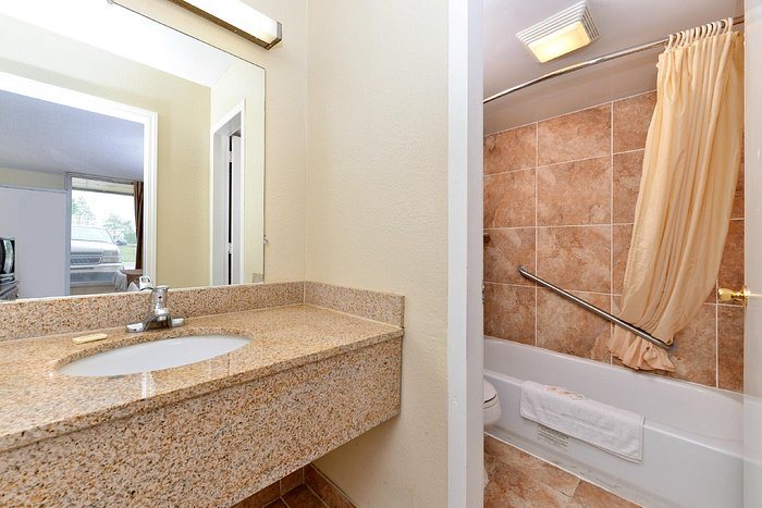 Quality Inn Suites Downtown Mansfield — Bathroom