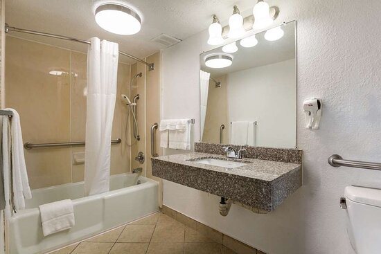 Quality Inn Suites Georgetown — Bathroom