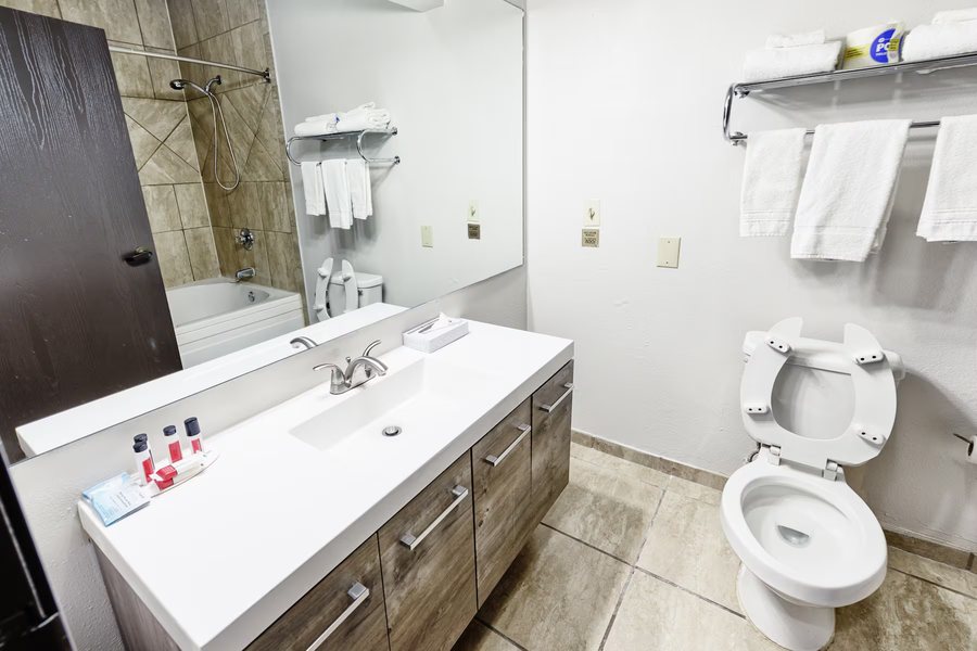 Quality Inn Suites Greensboro High Point — Bathroom