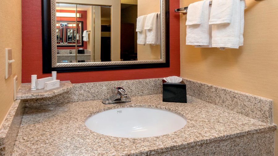 Quality Inn Suites Hanes Mall — Bathroom