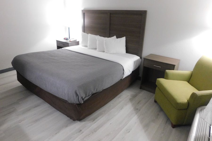 Quality Inn Suites Hanes Mall — Guest room