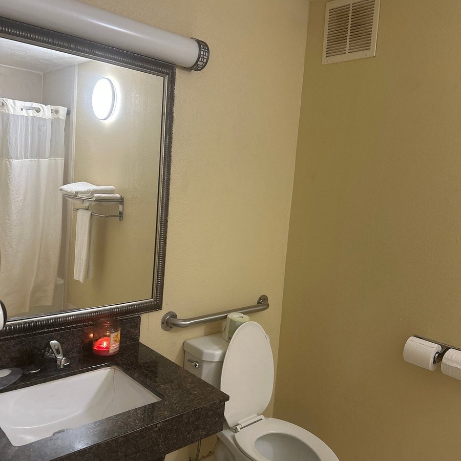 Quality Inn Suites Hardeeville Savannah North — Bathroom