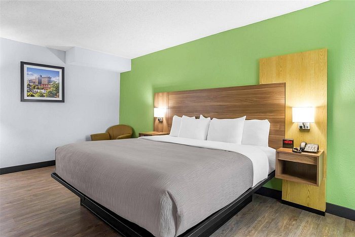Quality Inn Suites Haywood Mall Area — Guest room