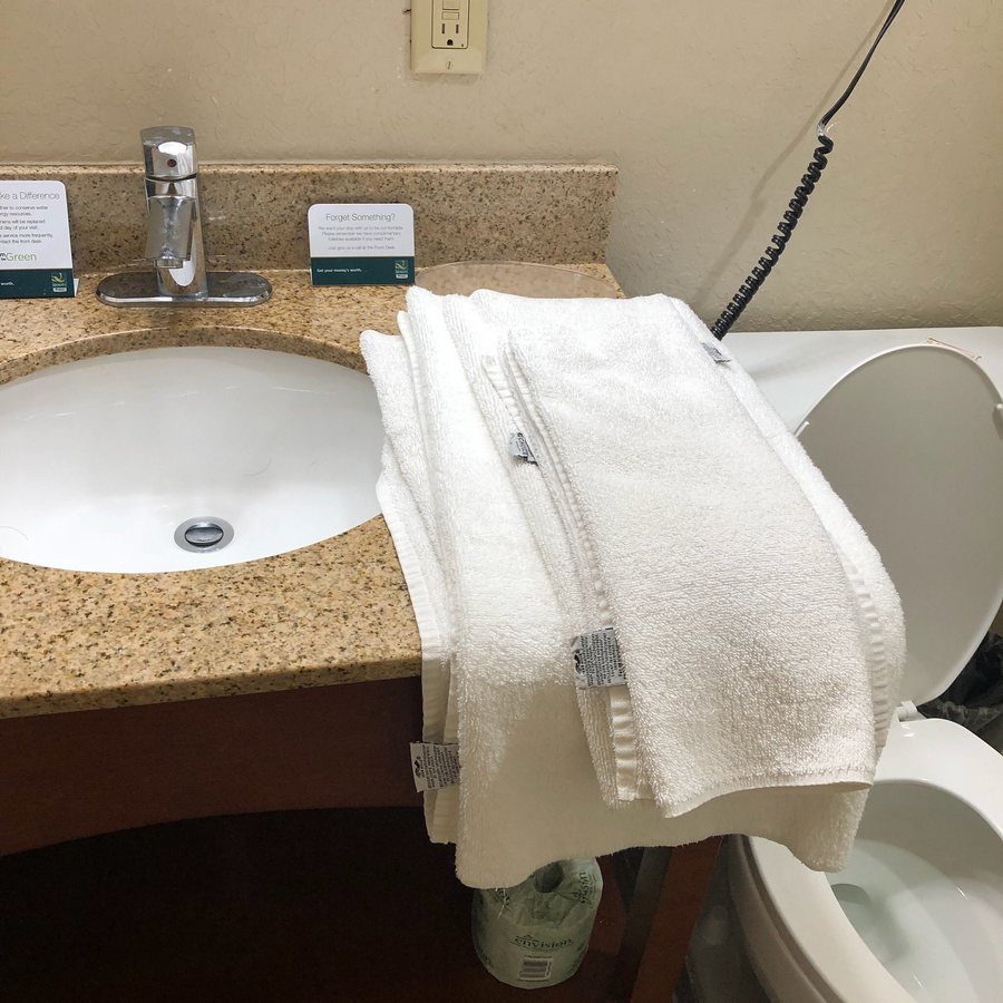 Quality Inn Suites Heritage Park — Bathroom