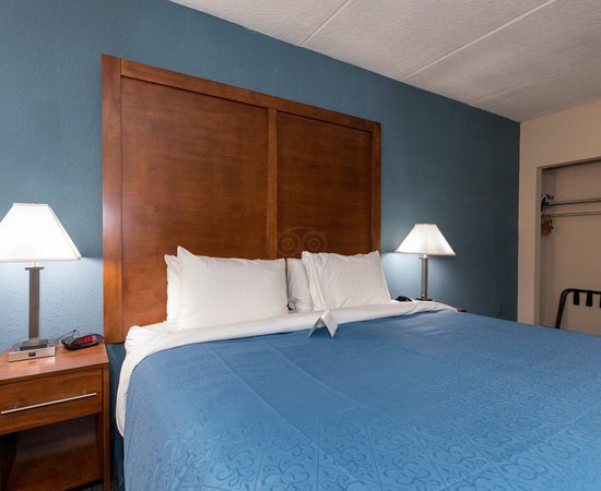 Quality Inn Suites Heritage Park — Guest room