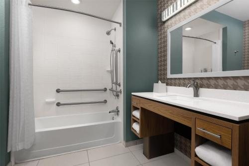 Quality Inn Suites Huntsville Research Park Area — Bathroom