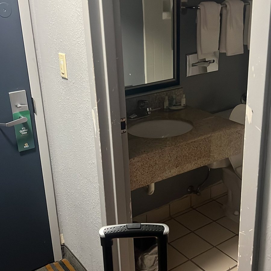 Quality Inn Suites Indianapolis South — Bathroom