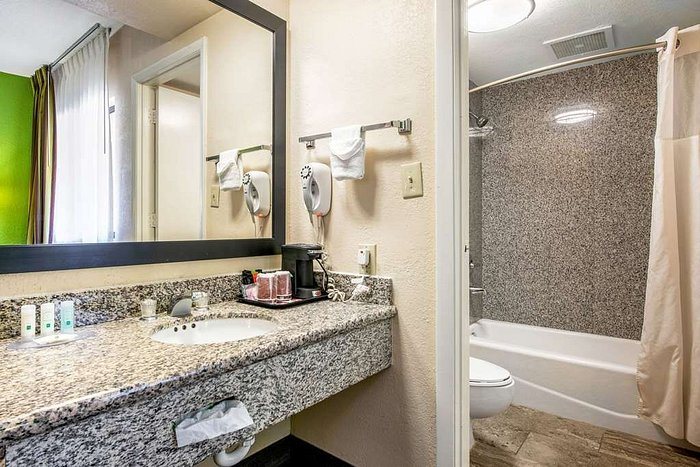 Quality Inn Suites — Bathroom