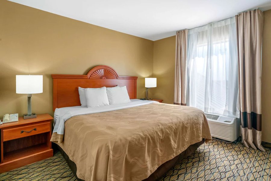 Quality Inn Suites Jefferson City — Guest room