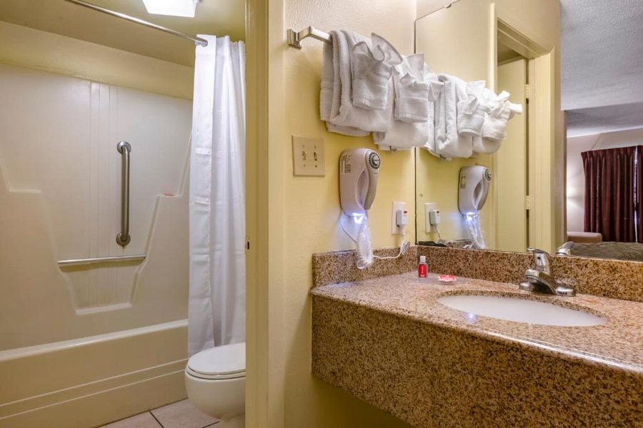Quality Inn Suites Kissimmee near Main Gate — Bathroom