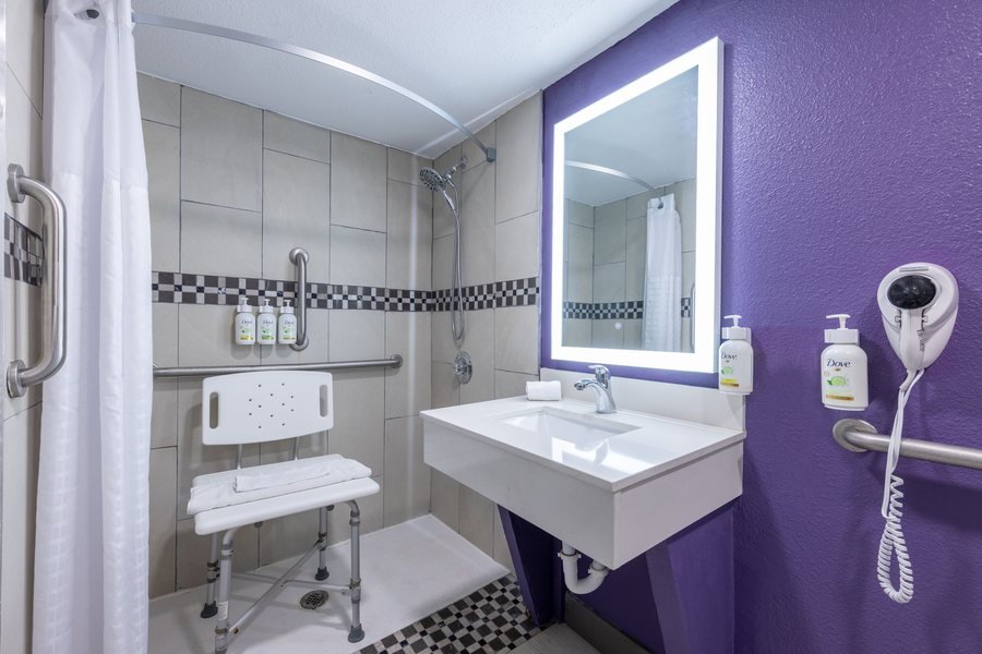Quality Inn Suites Lenexa Kansas City — Bathroom