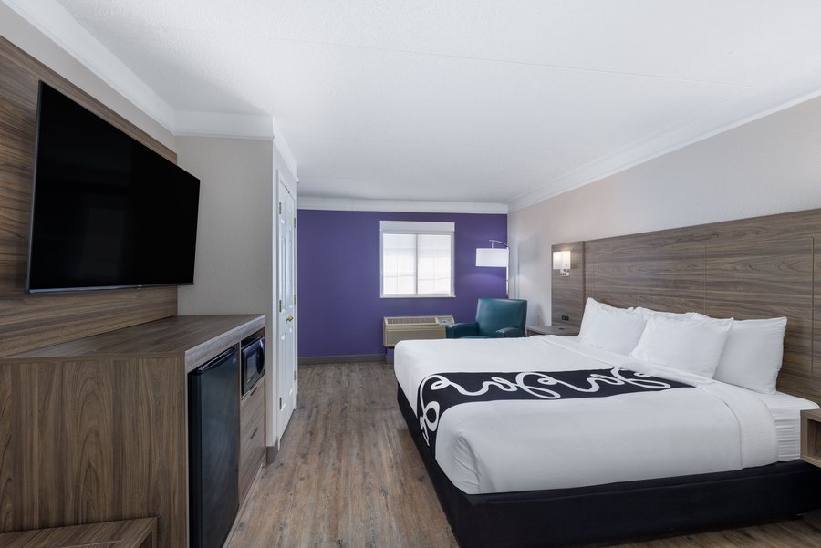 Quality Inn Suites Lenexa Kansas City — Guest room