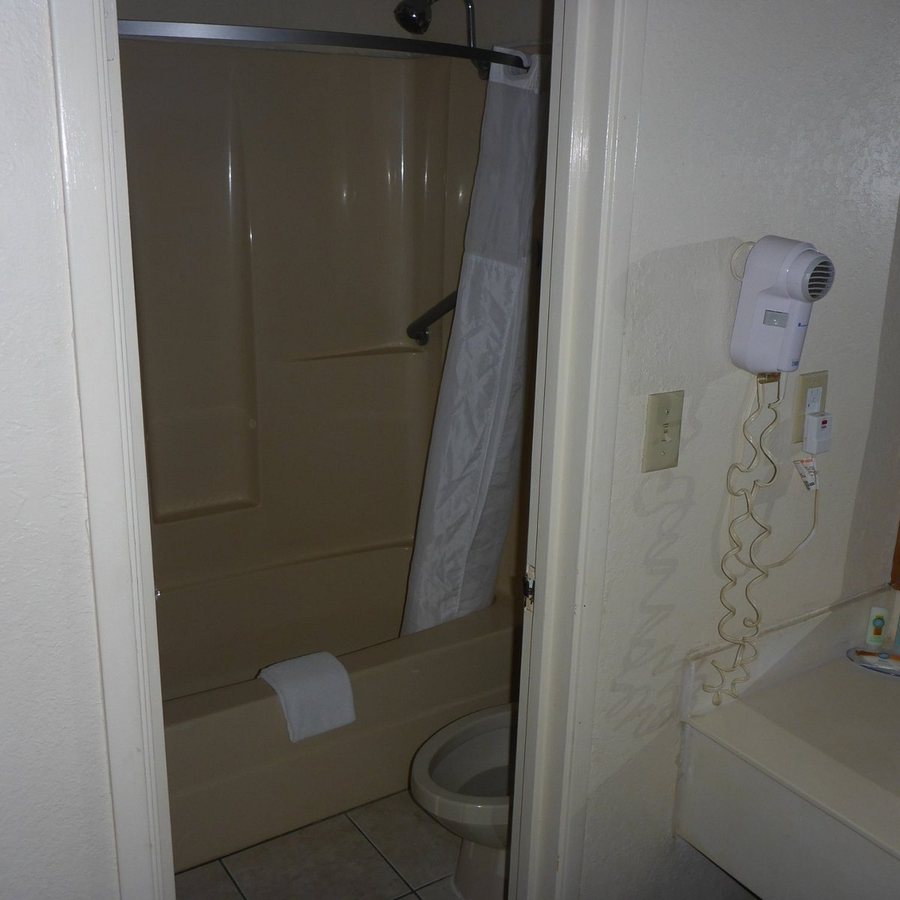Quality Inn Suites Live Oak I 10 Exit 283 — Bathroom