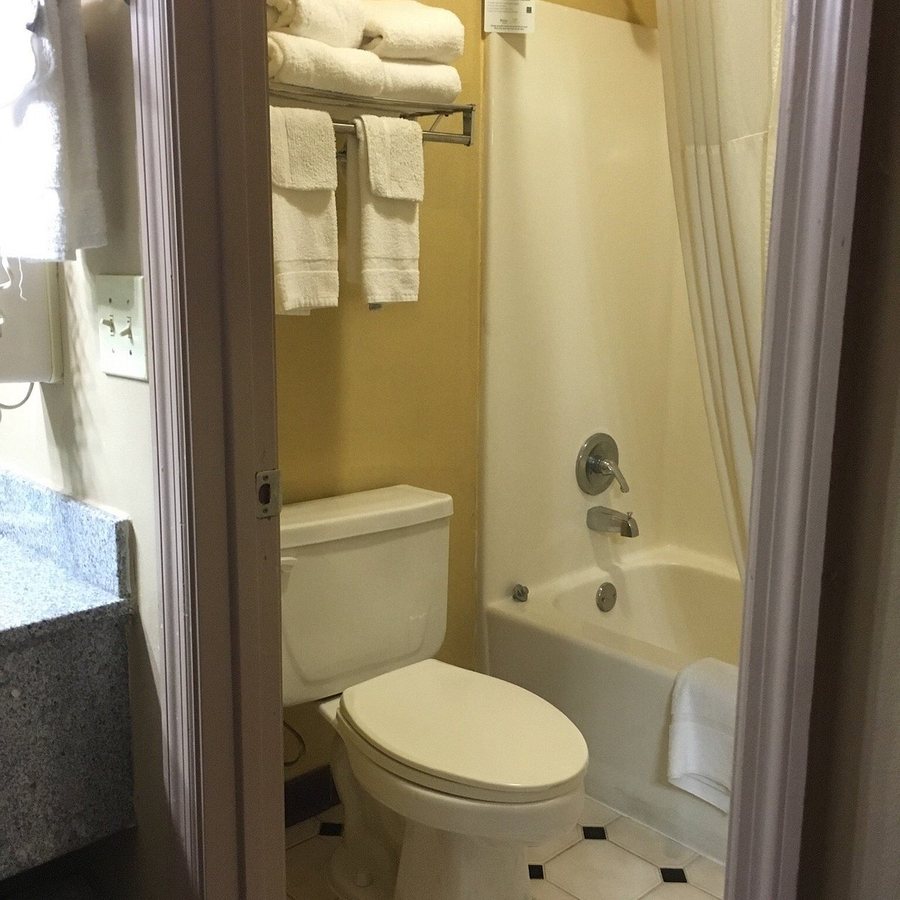 Quality Inn Suites — Bathroom