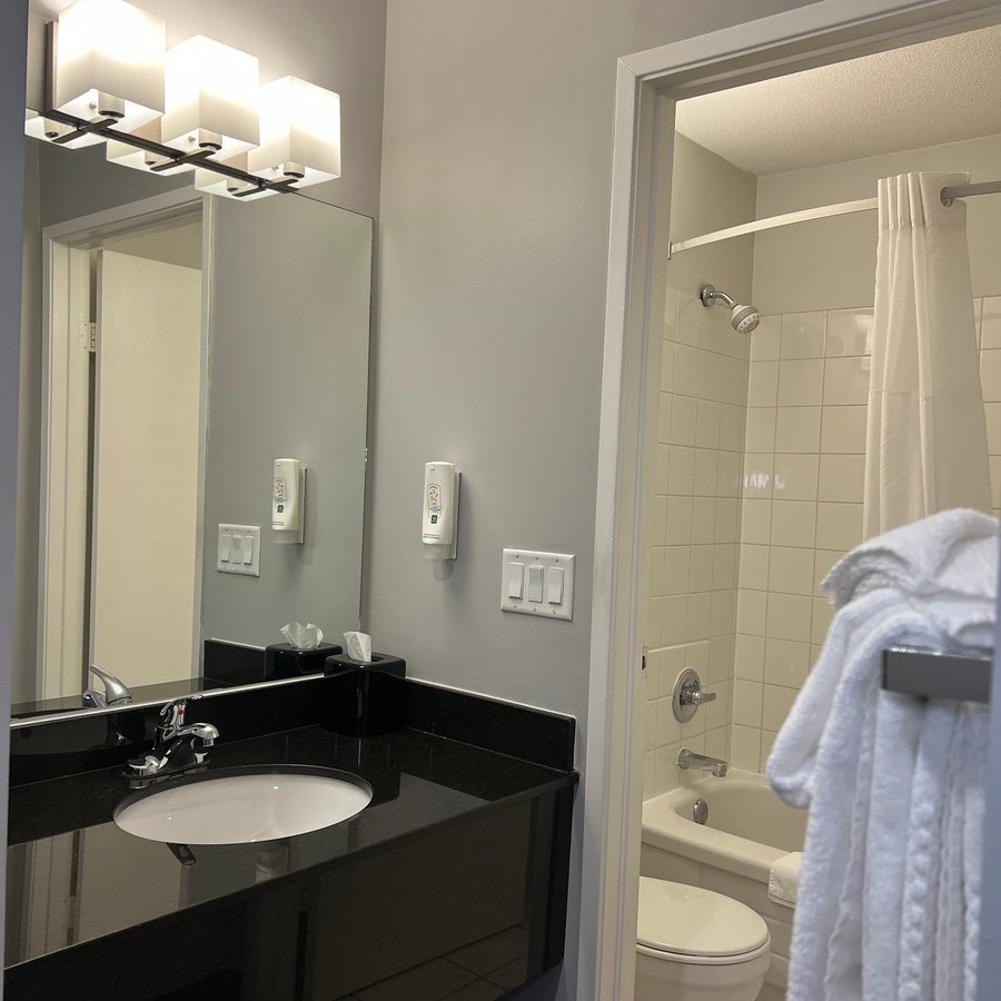 Quality Inn Suites — Bathroom