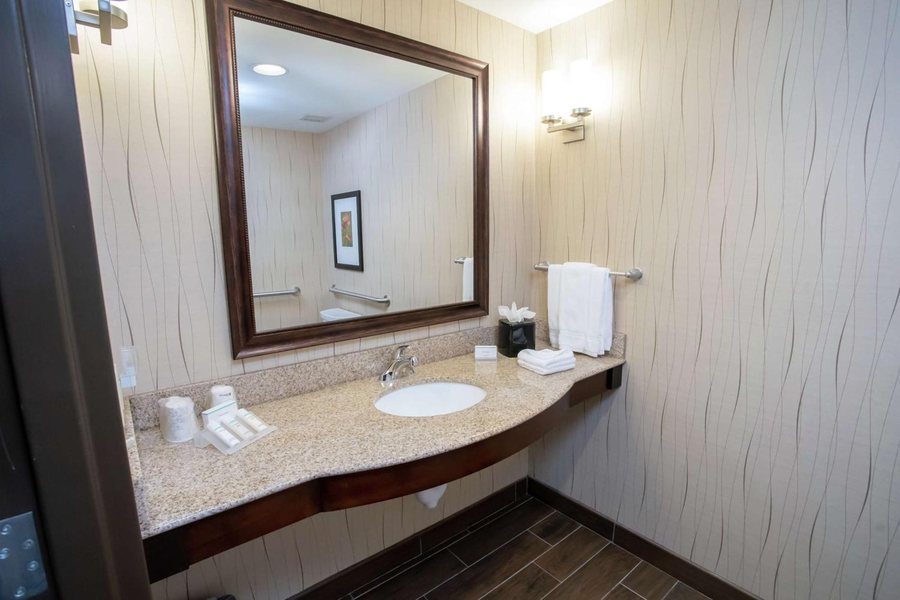 Quality Inn Suites Miamisburg Dayton South — Bathroom