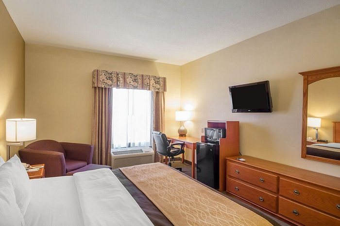 Quality Inn Suites MidAmerica Industrial Park Area — Guest room