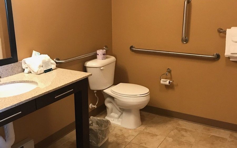 Quality Inn Suites — Bathroom
